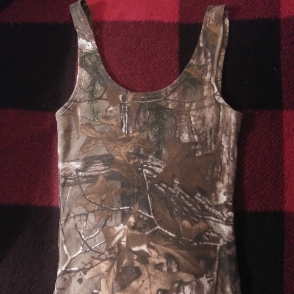 Three tank tops - Picture 2 of 9